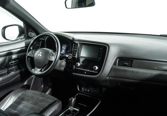 Подержанный автомобиль Mitsubishi Outlander 2021 года (9 фото)