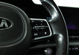 Подержанный автомобиль Kia Carnival 2021 года (25 фото)