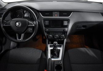 Подержанный автомобиль Skoda Octavia Liftback 2016 года (15 фото)