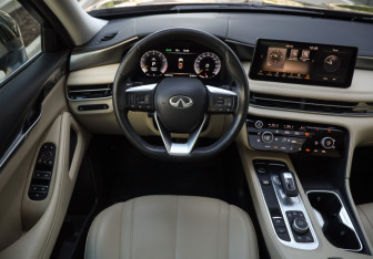 Подержанный автомобиль Infiniti QX60 2022 года (12 фото)