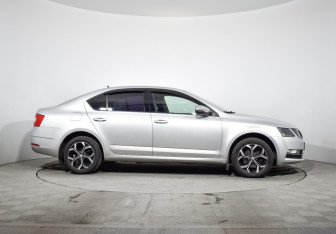 Подержанный автомобиль Skoda Octavia Liftback 2019 года (4 фото)