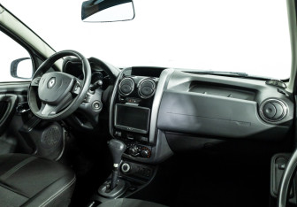 Подержанный автомобиль Renault Duster 2017 года (9 фото)