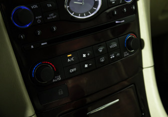 Подержанный автомобиль Infiniti QX50 2016 года (18 фото)