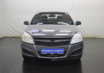 Подержанный автомобиль Opel Astra Sedan 2011 года (2 фото)