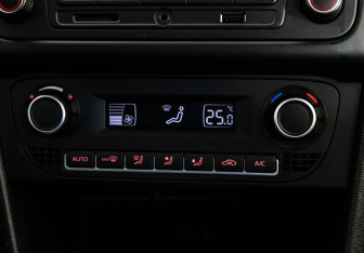 Подержанный автомобиль Volkswagen Polo Sedan 2015 года (14 фото)