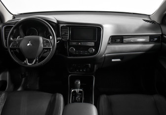 Подержанный автомобиль Mitsubishi Outlander 2018 года (14 фото)