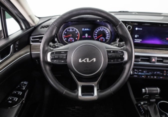 Подержанный автомобиль Kia K5 2022 года (9 фото)