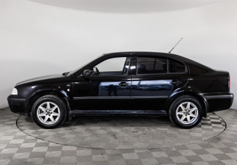 Подержанный автомобиль Skoda Octavia Liftback 2003 года (8 фото)