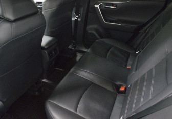 Подержанный автомобиль Toyota RAV4 2021 года (11 фото)