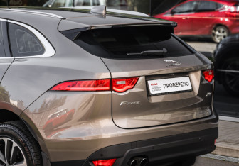 Подержанный автомобиль Jaguar F-Pace 2017 года (11 фото)