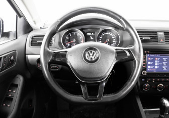 Подержанный автомобиль Volkswagen Jetta Sedan 2016 года (10 фото)