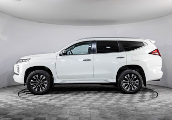 Подержанный автомобиль Mitsubishi Montero Sport 2022 года (8 фото)