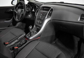 Подержанный автомобиль Opel Astra Hatchback 2011 года (12 фото)