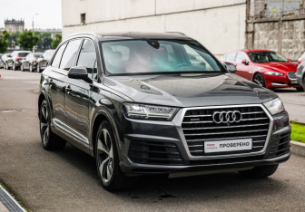 Подержанный автомобиль Audi Q7 2016 года (5 фото)