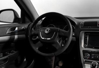 Подержанный автомобиль Skoda Octavia Liftback 2011 года (15 фото)