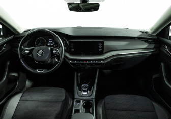 Подержанный автомобиль Skoda Octavia Liftback 2021 года (13 фото)
