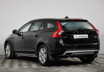 Подержанный автомобиль Volvo V60 Cross Country 2015 года (7 фото)