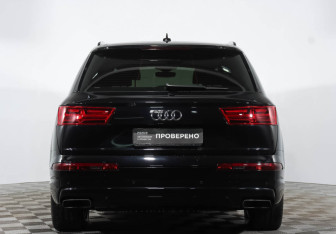 Подержанный автомобиль Audi Q7 2015 года (12 фото)