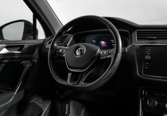 Подержанный автомобиль Volkswagen Tiguan 2020 года (17 фото)