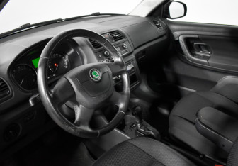 Подержанный автомобиль Skoda Fabia Hatchback 2011 года (9 фото)