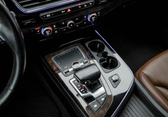 Подержанный автомобиль Audi Q7 2015 года (22 фото)