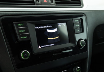 Подержанный автомобиль Skoda Rapid Liftback 2016 года (14 фото)