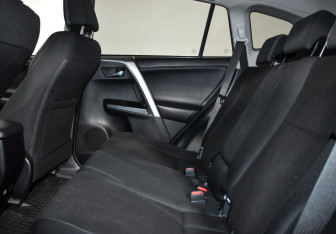 Подержанный автомобиль Toyota RAV4 2017 года (12 фото)
