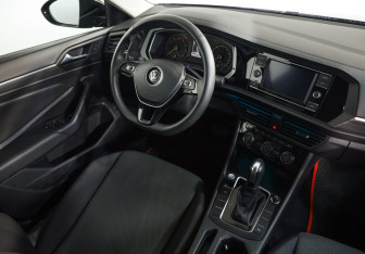 Подержанный автомобиль Volkswagen Jetta Sedan 2020 года (8 фото)