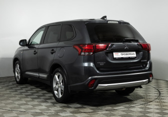 Подержанный автомобиль Mitsubishi Outlander 2018 года (7 фото)