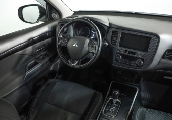 Подержанный автомобиль Mitsubishi Outlander 2019 года (8 фото)