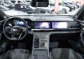Подержанный автомобиль Geely Monjaro 2025 года (12 фото)