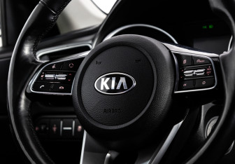 Подержанный автомобиль Kia Ceed Wagon 2019 года (12 фото)