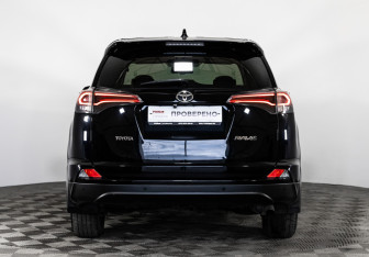 Подержанный автомобиль Toyota RAV4 2017 года (6 фото)