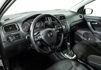 Подержанный автомобиль Volkswagen Polo Sedan 2017 года (11 фото)
