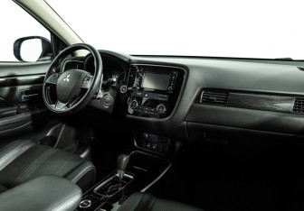 Подержанный автомобиль Mitsubishi Outlander 2017 года (9 фото)