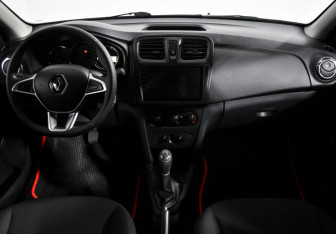 Подержанный автомобиль Renault Sandero 2019 года (13 фото)