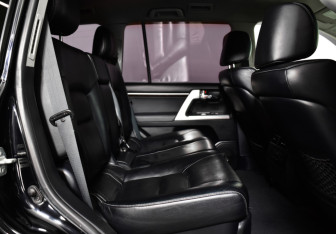 Подержанный автомобиль Toyota Land Cruiser Suv 2012 года (12 фото)