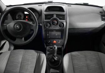 Подержанный автомобиль Renault Megane Sedan 2006 года (13 фото)