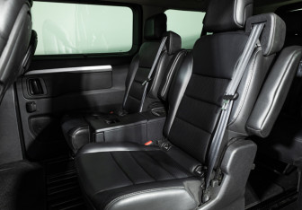 Подержанный автомобиль Peugeot Traveller 2019 года (10 фото)