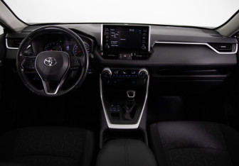 Подержанный автомобиль Toyota RAV4 2020 года (9 фото)