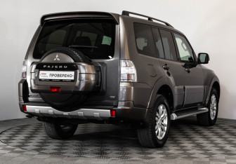 Подержанный автомобиль Mitsubishi Pajero 2014 года (5 фото)