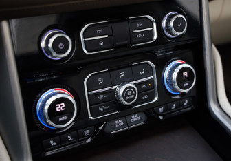 Подержанный автомобиль GMC Yukon 2022 года (19 фото)