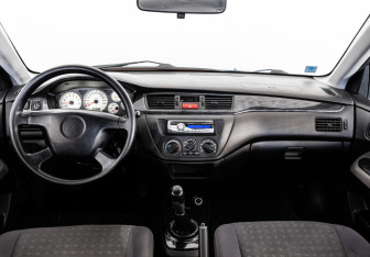 Подержанный автомобиль Mitsubishi Lancer Sedan 2005 года (10 фото)