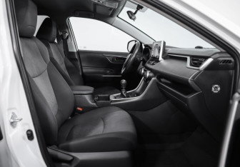 Подержанный автомобиль Toyota RAV4 2022 года (19 фото)