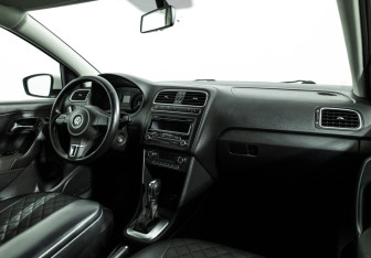 Подержанный автомобиль Volkswagen Polo Sedan 2012 года (9 фото)