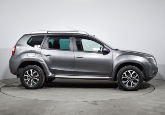 Подержанный автомобиль Nissan Terrano 2015 года (4 фото)