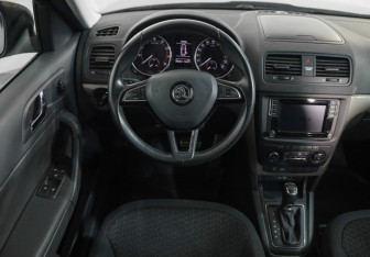 Подержанный автомобиль Skoda Yeti 2015 года (10 фото)