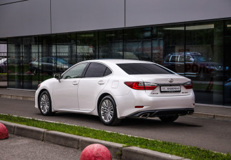 Подержанный автомобиль Lexus ES 2016 года (8 фото)