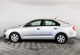 Подержанный автомобиль Skoda Rapid Liftback 2017 года (8 фото)