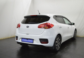 Подержанный автомобиль Kia Ceed Hatchback 2015 года (5 фото)